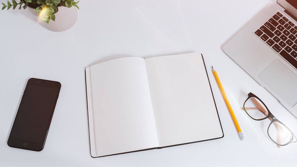 How to Build Topical Authority for a New Blog Step by Step realistic image